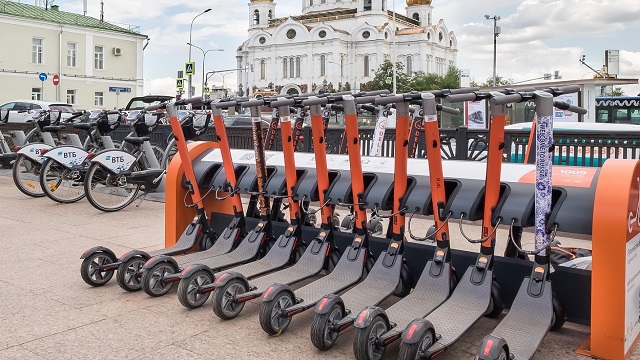 AB 15. JUNI: E-SCOOTER FÜR DEN STRASSENVERKEHR ZUGELASSEN! WAS SIE WISSEN MÜSSEN, WER SIE VERSICHERT